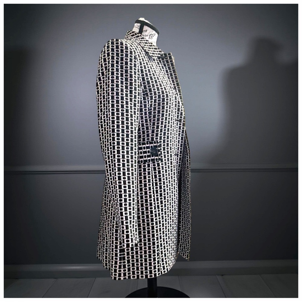 Classiques Entier Geometric Trench Coat | Timeless Tailored Elegance - Picture 4 of 12